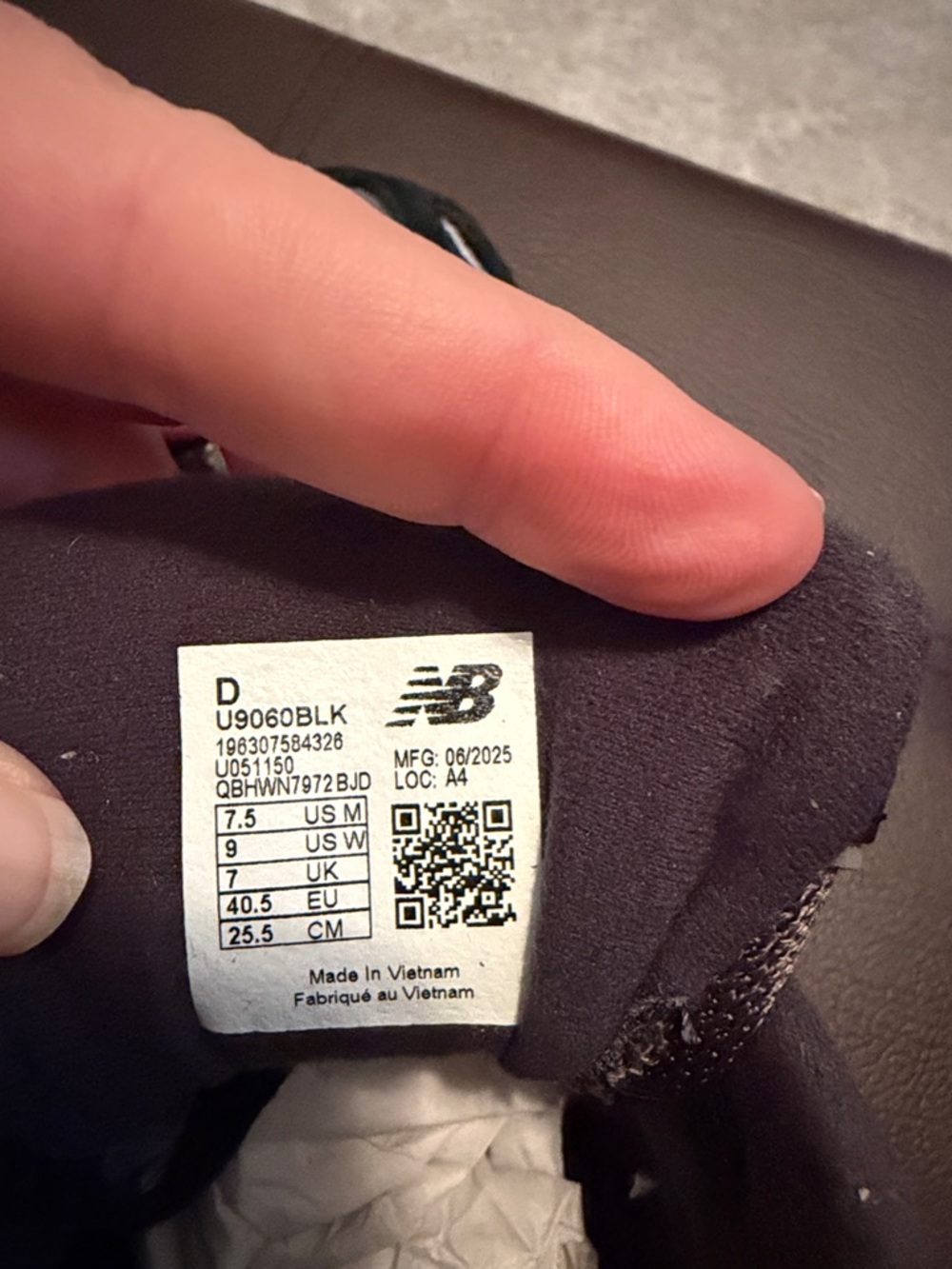 New Balance 9060 Men’s Black and Gray Athletic Sneakers - Picture 4 of 4